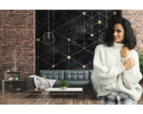 Wohnzimmer mit gemusterter Tapete, Ziegelwand, Sofa und Frau