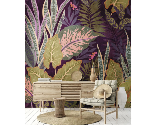 Salon avec commode, fauteuil et papier peint botanique