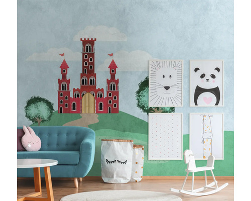 Chambre d''enfant avec papier peint château, canapé, tableaux et jouets pour enfants