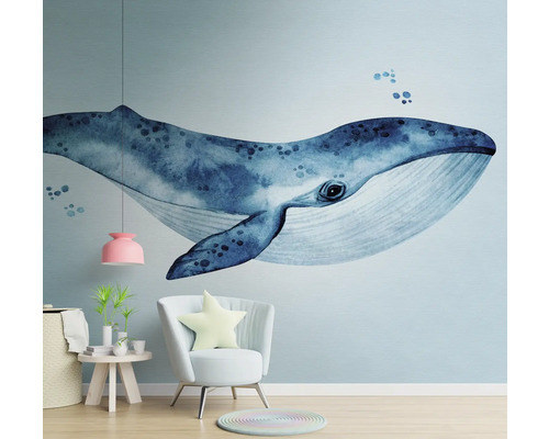 Salon avec sticker mural baleine, fauteuil, table d''appoint et décoration