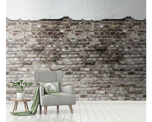 Salon avec mur de briques, fauteuil et table d''appoint