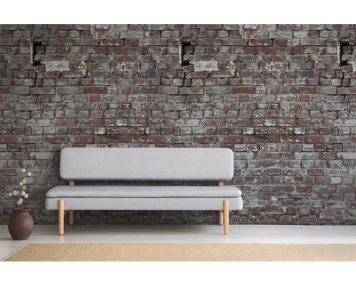 Banque devant un mur de briques avec des décorations