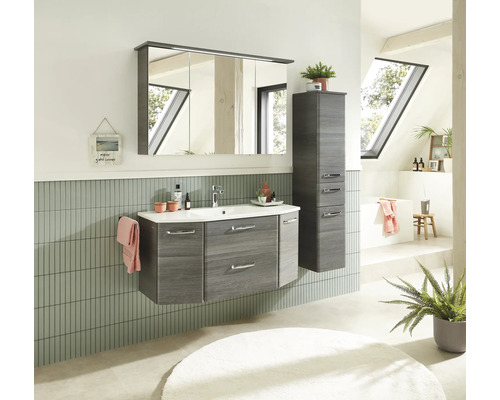 Salle de bains moderne avec meuble-lavabo, armoire de toilette et armoire haute aspect bois