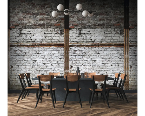 Salle à manger avec table, chaises, éclairage et mur de briques