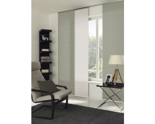 Salon avec rideaux coulissants, fauteuil et table d''appoint pour une atmosphère claire et moderne.