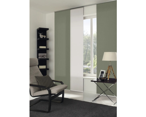 Salon avec rideaux coulissants, fauteuil, table d''appoint et étagère