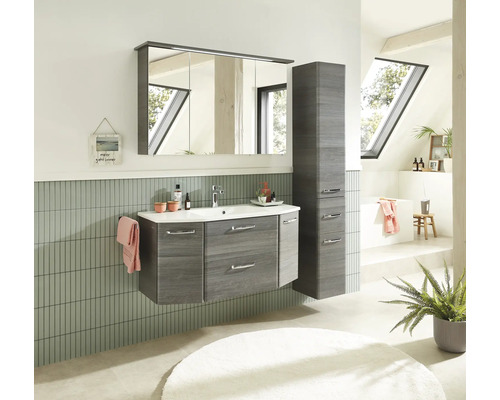 Salle de bains avec meuble sous-lavabo, armoire de toilette et armoire haute aspect bois