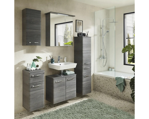 Salle de bain lumineuse avec lavabo, armoire de toilette, armoire haute, meuble bas et baignoire