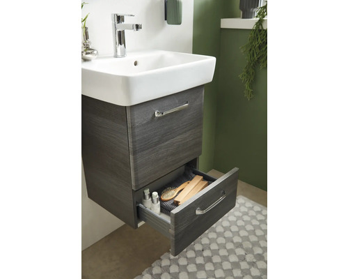 Waschbeckenunterschrank mit offenem Schubfach im Badezimmer.