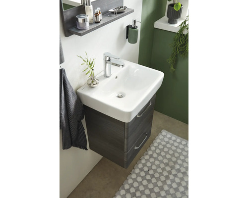 Waschbeckenunterschrank mit zwei Schubladen, Aufsatzwaschbecken, Armatur und Accessoires im Badezimmer