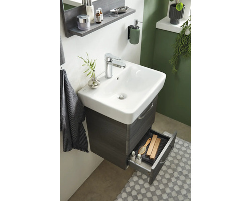 Badezimmer Waschbecken mit Unterschrank und geöffneter Schublade