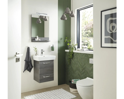 Modernes Badezimmer mit Waschtisch, Spiegel, Toilette und Dekoration