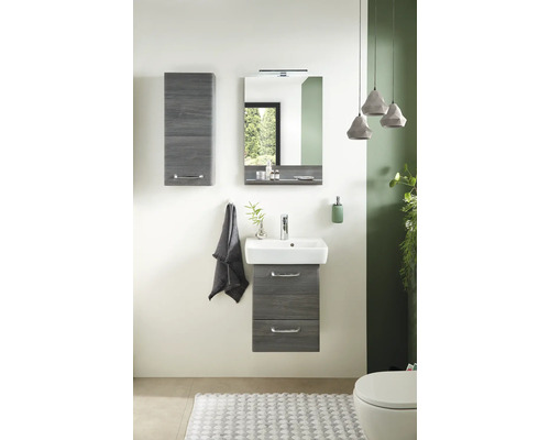 Badezimmer mit Waschbeckenunterschrank, Spiegelschrank und Hängeschrank in Holzoptik