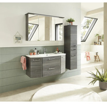 Modernes Badezimmer mit Waschbeckenunterschrank, Spiegelschrank und Hochschrank in Holzoptik
