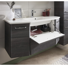 Waschtischunterschrank mit geöffneter Tür im Badezimmer.