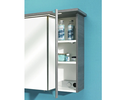 Geöffneter Spiegelschrank im Badezimmer mit Badartikeln