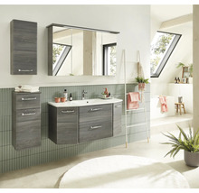 Helles Badezimmer mit Waschtisch, Spiegelschrank, Hochschrank, Handtuchleiter und Dachfenster