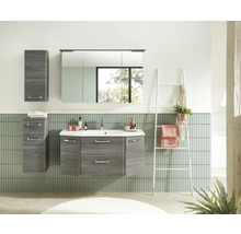 Modernes Badezimmer mit Waschtischunterschrank, Spiegelschrank und Hochschrank in Holzoptik