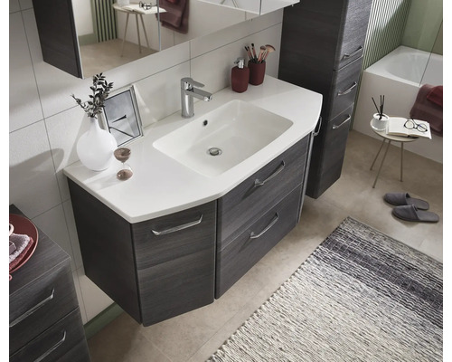 Badezimmer mit Waschtisch, Spiegel, Waschbecken, Badewanne und Badmöbeln in dunkler Holzoptik