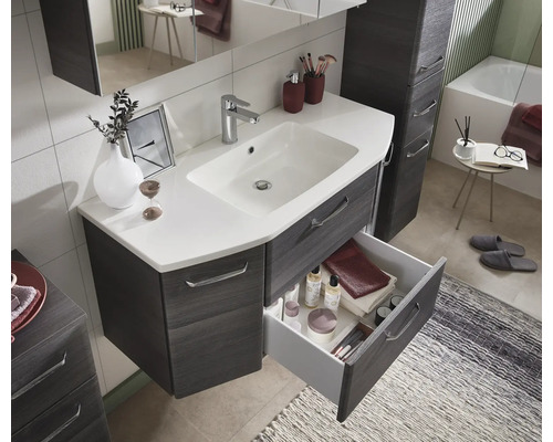 Badezimmer mit Waschtisch, Spiegel und geöffneter Schublade