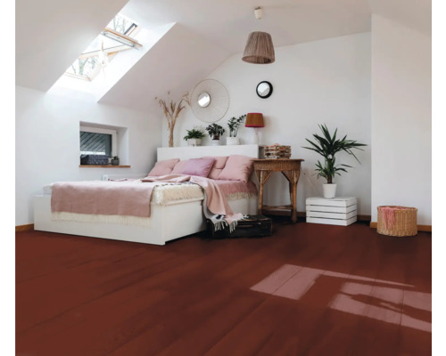 Heller Dachbodenraum mit Bett, Holzboden und dekorativen Elementen.