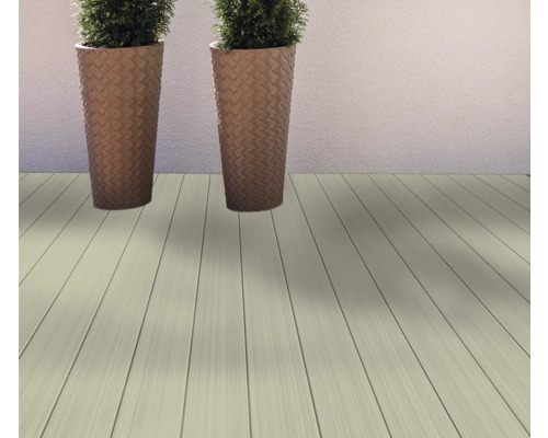 Deux bacs à plantes avec des plantes sur une terrasse en bois.