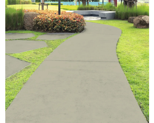 Allée de jardin en dalles de béton, entourée d''herbe et de plantes