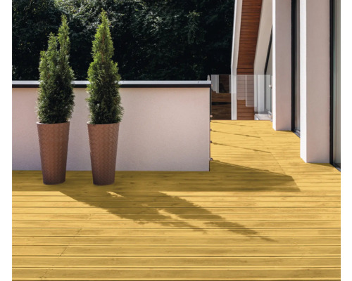 Terrasse avec planches en bois et bacs à plantes