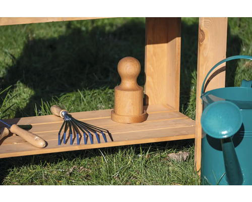 Gartenszene mit Holzregal, Gartenwerkzeugen und Giesskanne