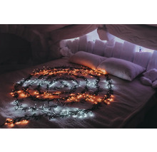 Bett im Iglu mit Lichterkette