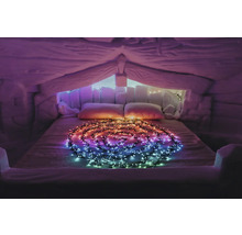 Innenraum eines Iglus mit Bett und Lichterkette