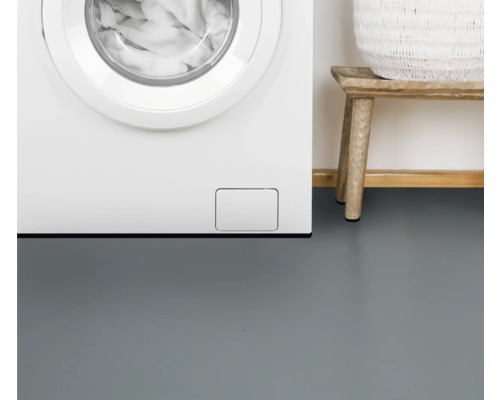 Gros plan d''un lave-linge, d''un tabouret en bois et d''un panier à linge dans la salle de bains