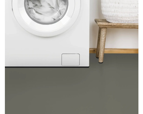 Scène avec machine à laver, panier à linge et revêtement de sol.