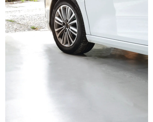 Détail d''une voiture avec pneu sur un sol de garage