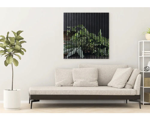 Wohnzimmer mit Tagesbett und gerahmtem Pflanzenbild an der Wand