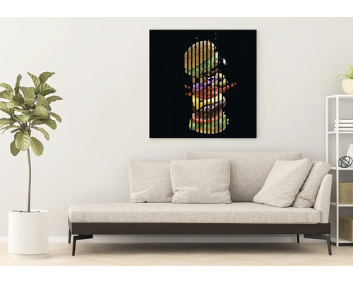 Dekoratives Wandbild mit Burger-Motiv über einem Sofa