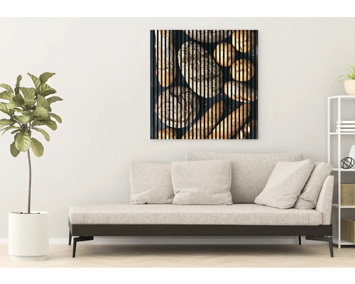 Dekoratives Wandbild mit Brotmotiv über einem Sofa im Wohnzimmer.