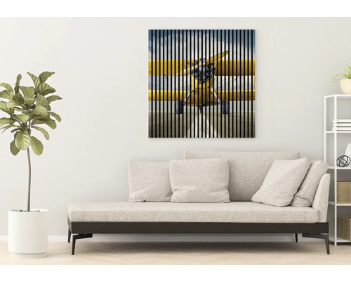 Dekorative Wandkunst mit Flugzeugmotiv über einer Couch