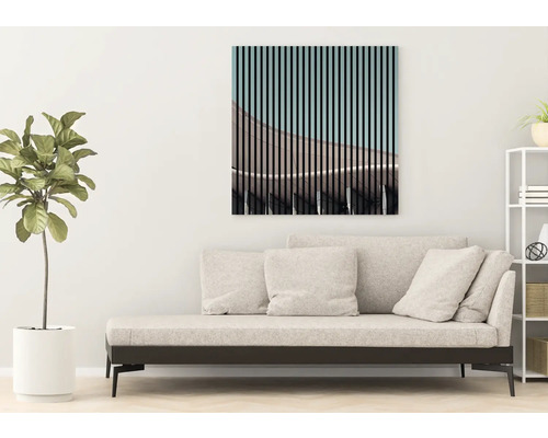 Dekoratives Wandbild über einem Sofa in einem hellen Raum.