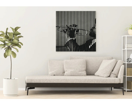 Wohnzimmer mit gerahmtem Bild mit Musikermotiv über einem Sofa