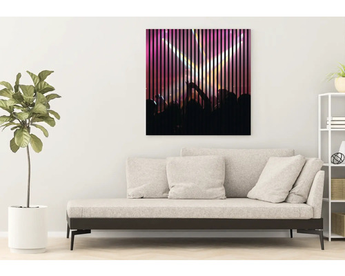 Dekoratives Wandbild mit Konzertmotiv über einem Sofa