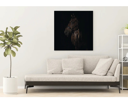 Wohnzimmer mit Sofa, Zimmerpflanze und einem Wandbild mit einem Pferdemotiv