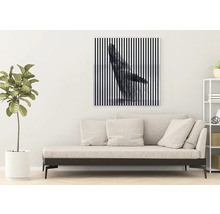 Dekoratives Wandbild mit Walmotiv und Streifendesign über einem Sofa in einem Wohnraum