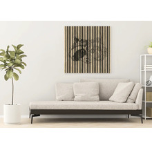 Wohnzimmer mit Tagesbett, Regal und Wandbild aus Holzlatten mit Bärenmotiv