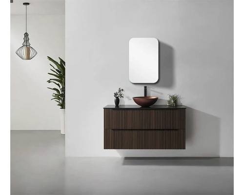 Salle de bains moderne avec meuble sous-lavabo, vasque à poser et miroir