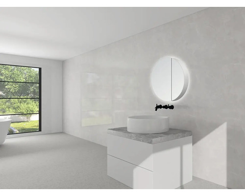 Salle de bain lumineuse avec miroir rond, lavabo et fenêtre