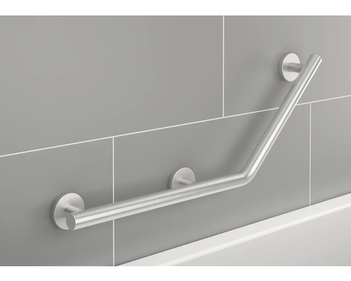 Haltegriff aus Edelstahl an gefliester Wand im Badezimmer