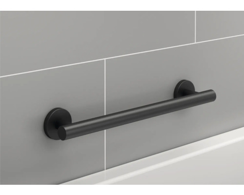 Barre d''appui noire sur mur gris dans la salle de bain.