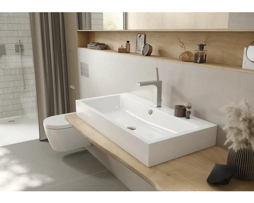 Salle de bains moderne avec lavabo rectangulaire, robinetterie et WC suspendu