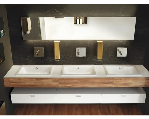 Salle de bains avec trois lavabos, miroir, revêtement en bois et tiroirs